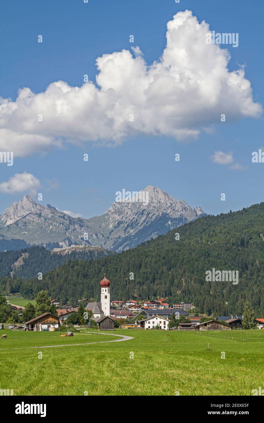 Das Dorf Heiterwang Liegt Idyllisch Vor Dem Mächtige Gipfel Von Gehrenspitze Und Gimpel Am Anfang Das Zwischenentoren-Tal Stockfoto