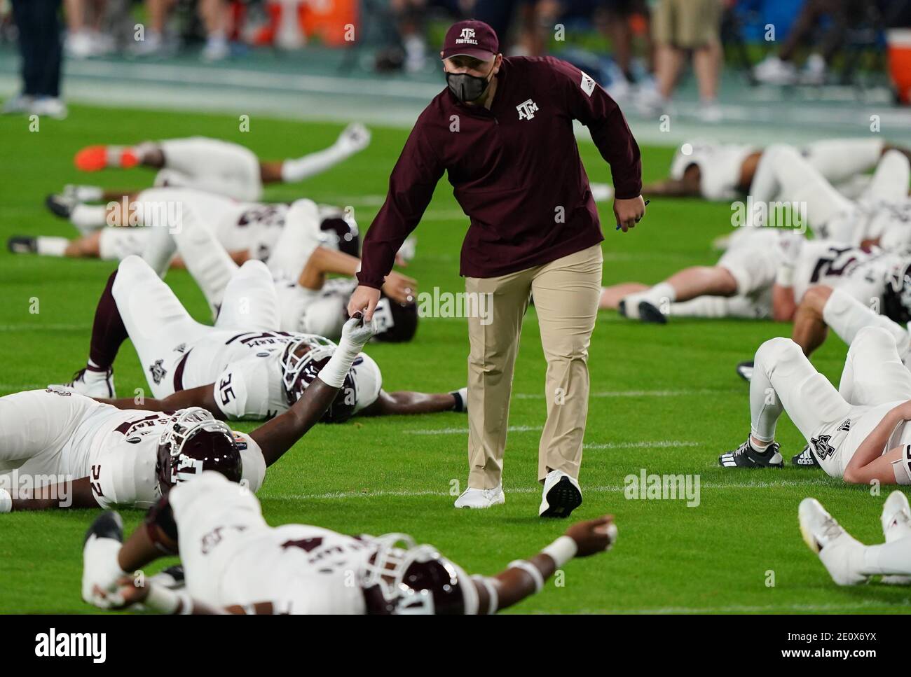 Miami, Usa. Januar 2021. Texas A&M Aggies Cheftrainer Jimbo Fisher begrüßt die Spieler beim Aufwärmen, bevor sie am Samstag, 2. Januar 2021, im Orange Bowl im Hard Rock Stadium in Miami den North Carolina Tar Heels gegenüberstehen. Foto von Hans Deryk/UPI Credit: UPI/Alamy Live News Stockfoto