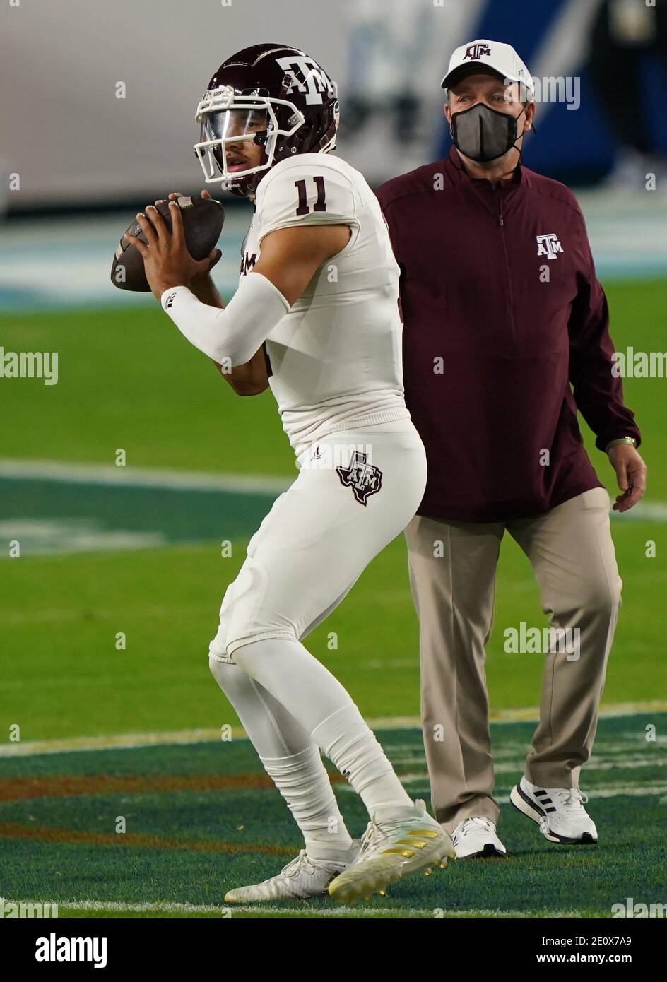 Miami, Usa. Januar 2021. Texas A&M Aggies Cheftrainer Jimbo Fisher beobachtet Quarterback Kellen Mond (11) während Aufwärmungen, bevor er sich den North Carolina Tar Heels im Orange Bowl im Hard Rock Stadium in Miami, Samstag, 2. Januar 2021, stellt. Foto von Hans Deryk/UPI Credit: UPI/Alamy Live News Stockfoto