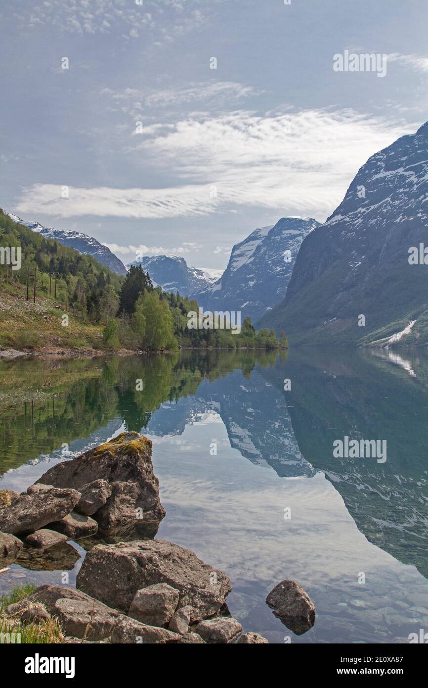 Der Idyllische See Lovatnet Vor Den Mächtigen Gletschern Der Jostedalsbreen Zieht Viele Besucher An Stockfoto