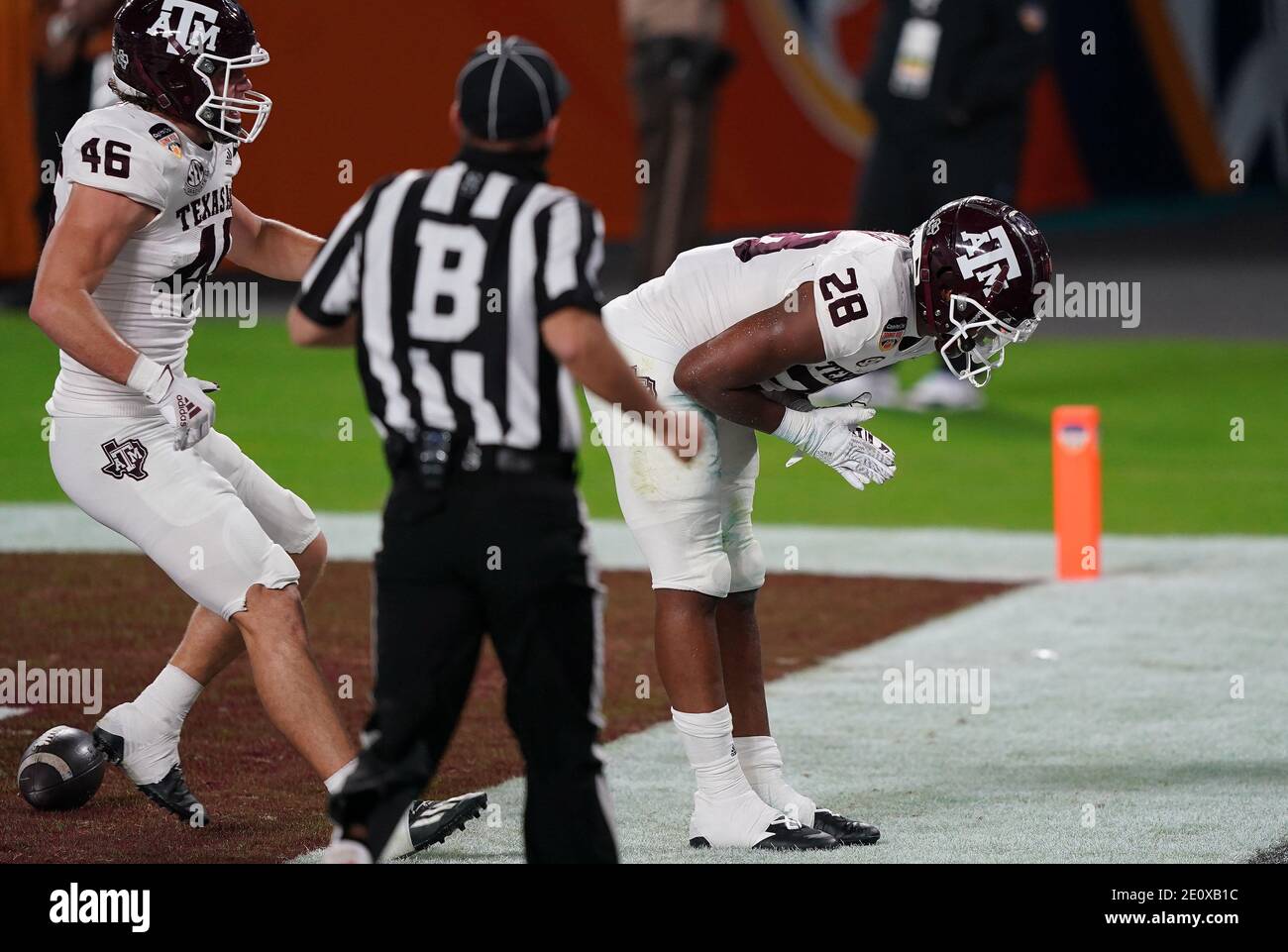 Miami, Usa. Januar 2021. Texas A&M Aggies läuft zurück Isaiah Spiller (28) feiert nach einem Touchdown gegen die North Carolina Tar Heels während der ersten Hälfte des Orange Bowl Fußballspiels im Hard Rock Stadium in Miami, Samstag, 2. Januar 2021. Foto von Hans Deryk/UPI Credit: UPI/Alamy Live News Stockfoto