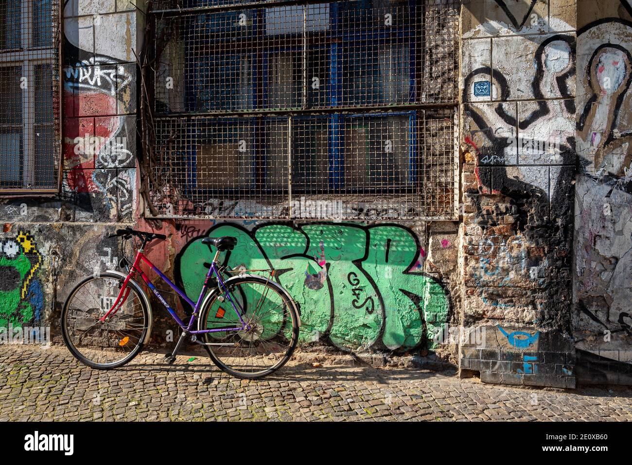 Schmutz, Schmutz Und Farbe Verschmieren Ein Leeres Wohnhaus In Berlin Stockfoto