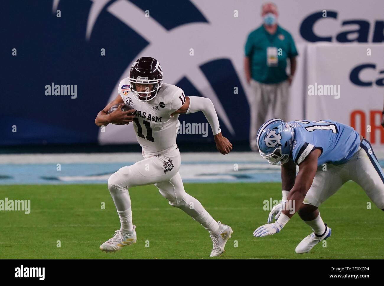 Miami, Usa. Januar 2021. Texas A&M Aggies Quarterback Kellen Mond (11) läuft in der ersten Hälfte des Orange Bowl am Samstag, 2. Januar 2021, in Miami an North Carolina Tar Heels Linebacker Tomon Fox (12) vorbei. Foto von Hans Deryk/UPI Credit: UPI/Alamy Live News Stockfoto