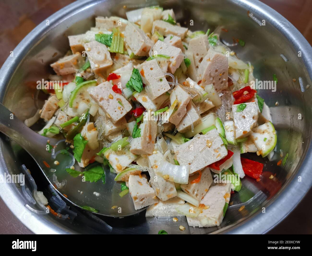 Würziger Glas-Nudelsalat mit vietnamesischer Wurst in einem Aluminium Wanne Stockfoto