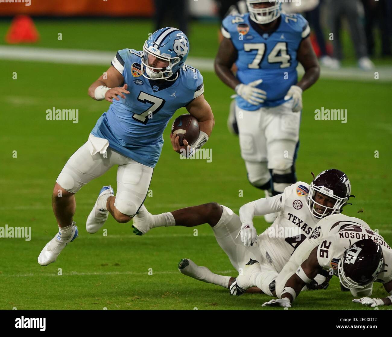 Miami, Usa. Januar 2021. North Carolina Tar Heels Quarterback Sam Howell (7) springt an Texas A&M Aggies Defensive Back Demani Richardson (26) vorbei und spielt in der ersten Hälfte des Orange Bowl in Miami am Samstag, den 2. Januar 2021. Foto von Hans Deryk/UPI Credit: UPI/Alamy Live News Stockfoto