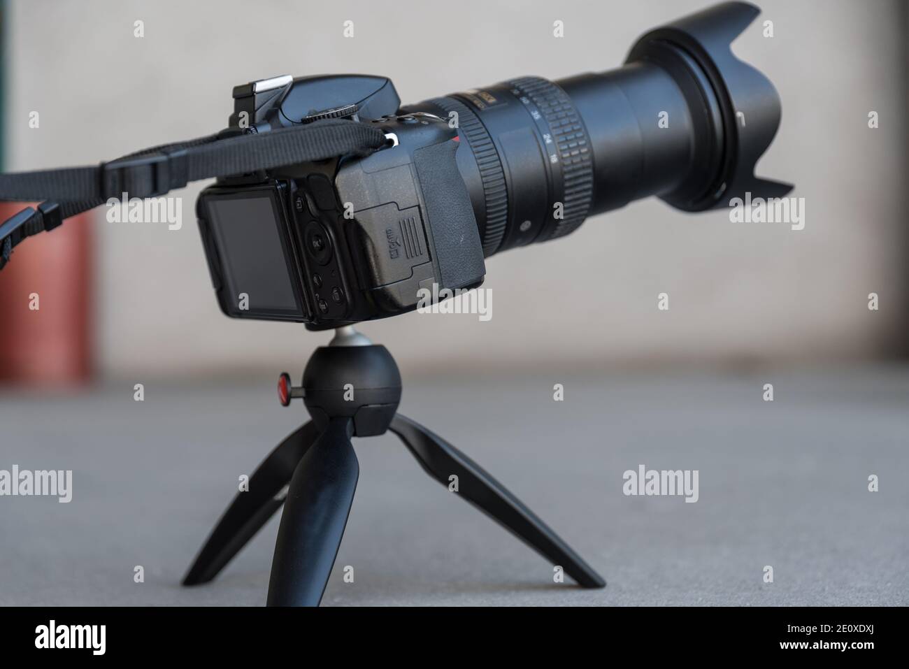 Digitalkamera steht auf EINEM drehbaren Mini-Stativ im Studio Stockfoto