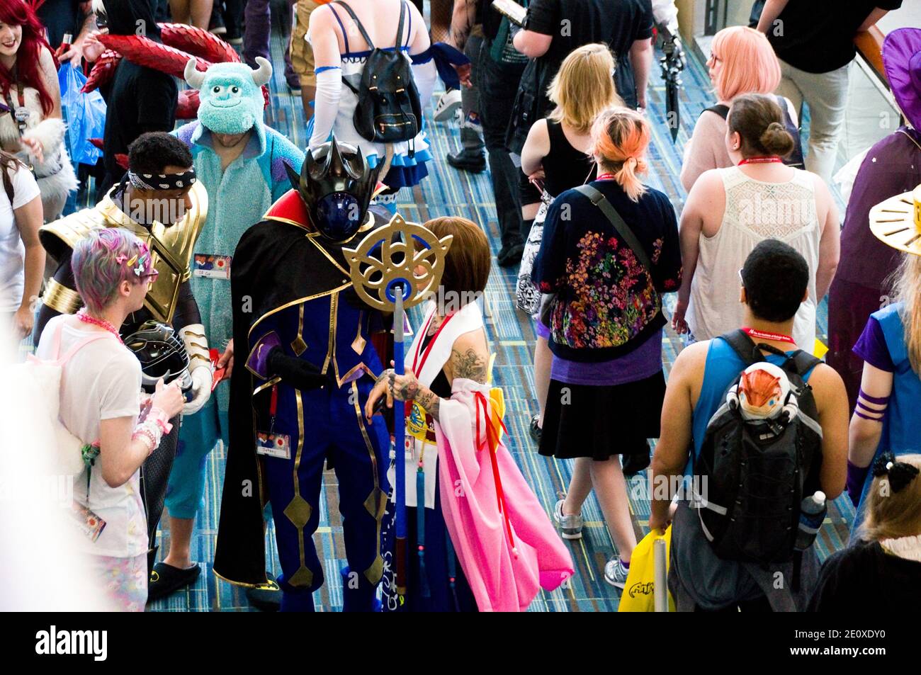 Cosplayer chatten miteinander in der Menge bei Animazement - Raleigh, NC, USA - 27. Mai 2017 Stockfoto