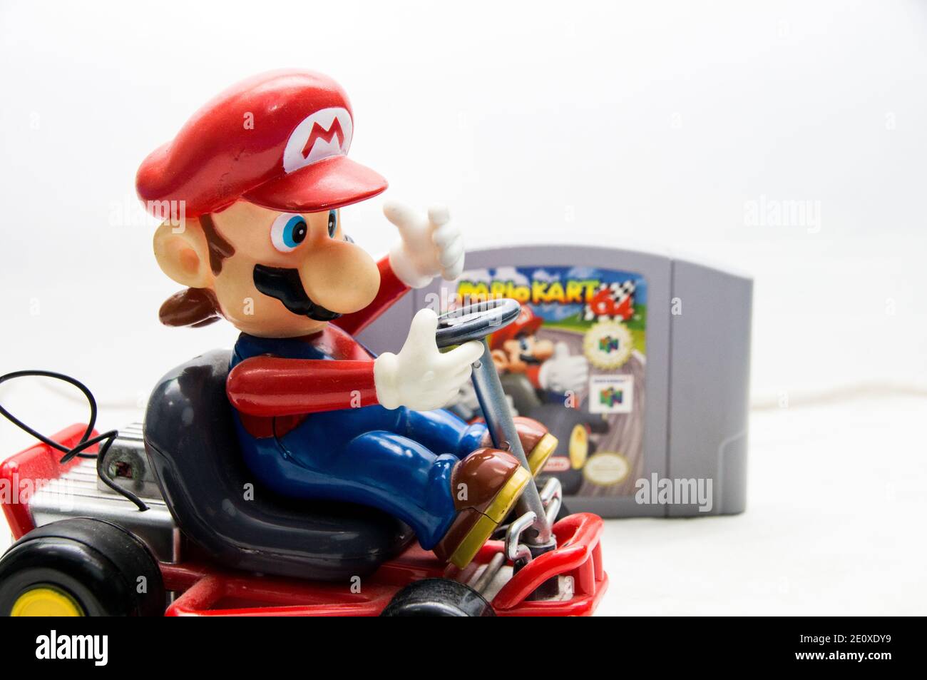 Mario Kart Spielzeug neben einem Mario Kart 64 Spiel Stockfoto