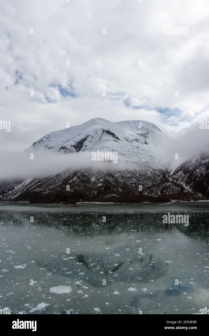 Eisige Reflexe von schneebedeckten Bergen Stockfoto