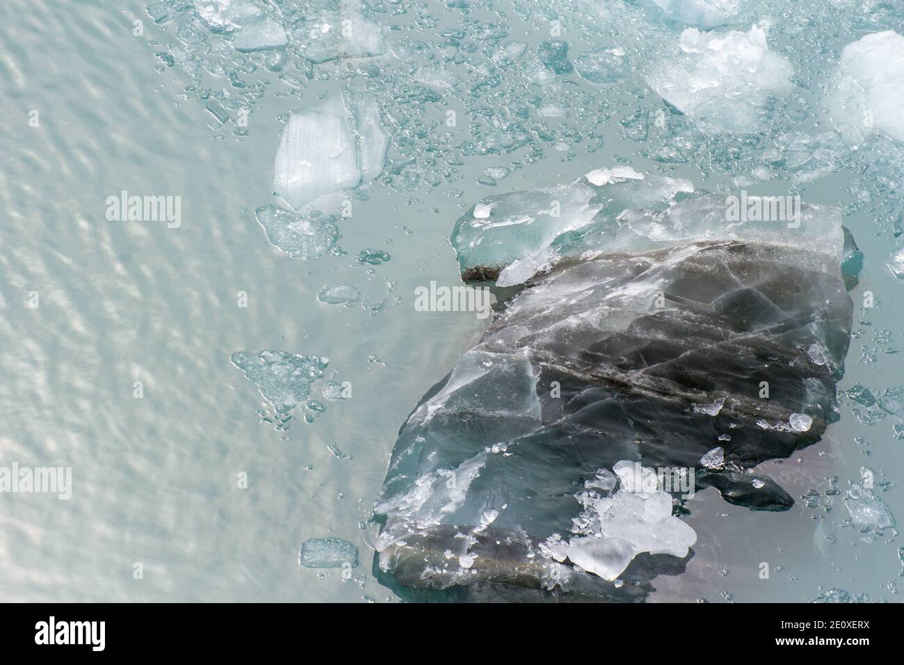 Dunkle Eisscholle im Wasser Stockfoto