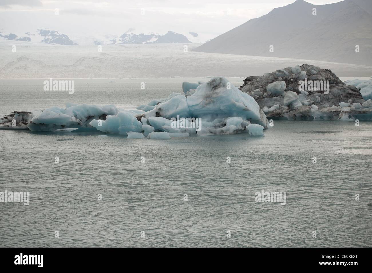 Braune und blaue Eisstapel schwimmen Stockfoto