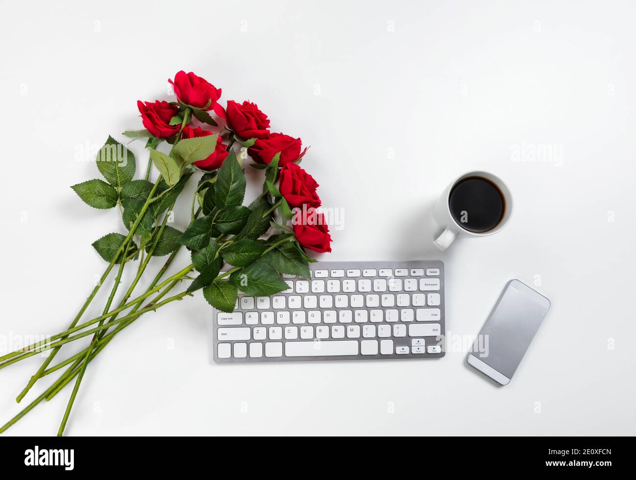 Schöne rote Rosen auf Arbeitstisch für ein romantisches Konzept Wie Valentinstag Stockfoto