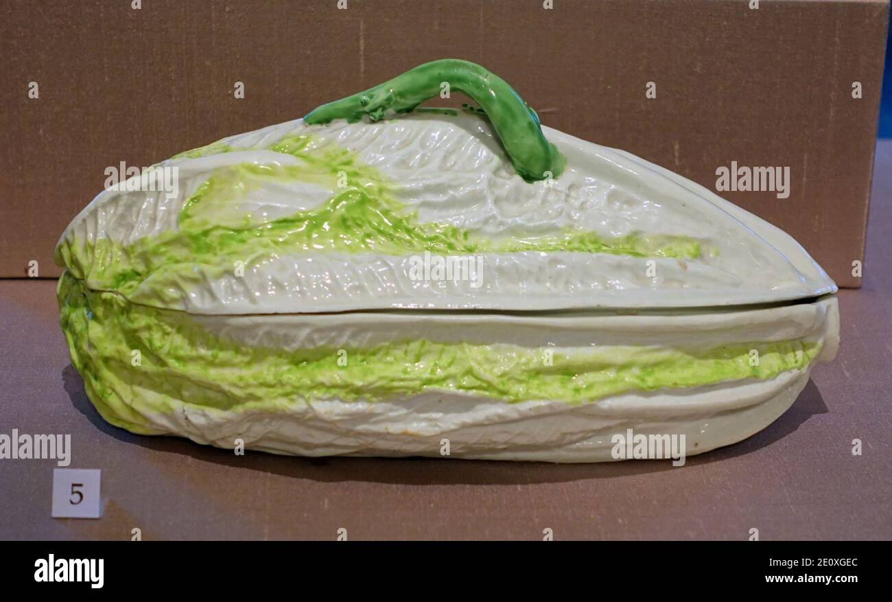 Salat Terrine und Stand, 1 von 2, Longton Hall Porzellan, c. 1756, weiches Porzellan Stockfoto