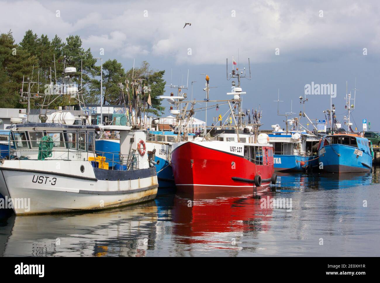 Fischerboote liegen im Ostseehafen Stockfoto