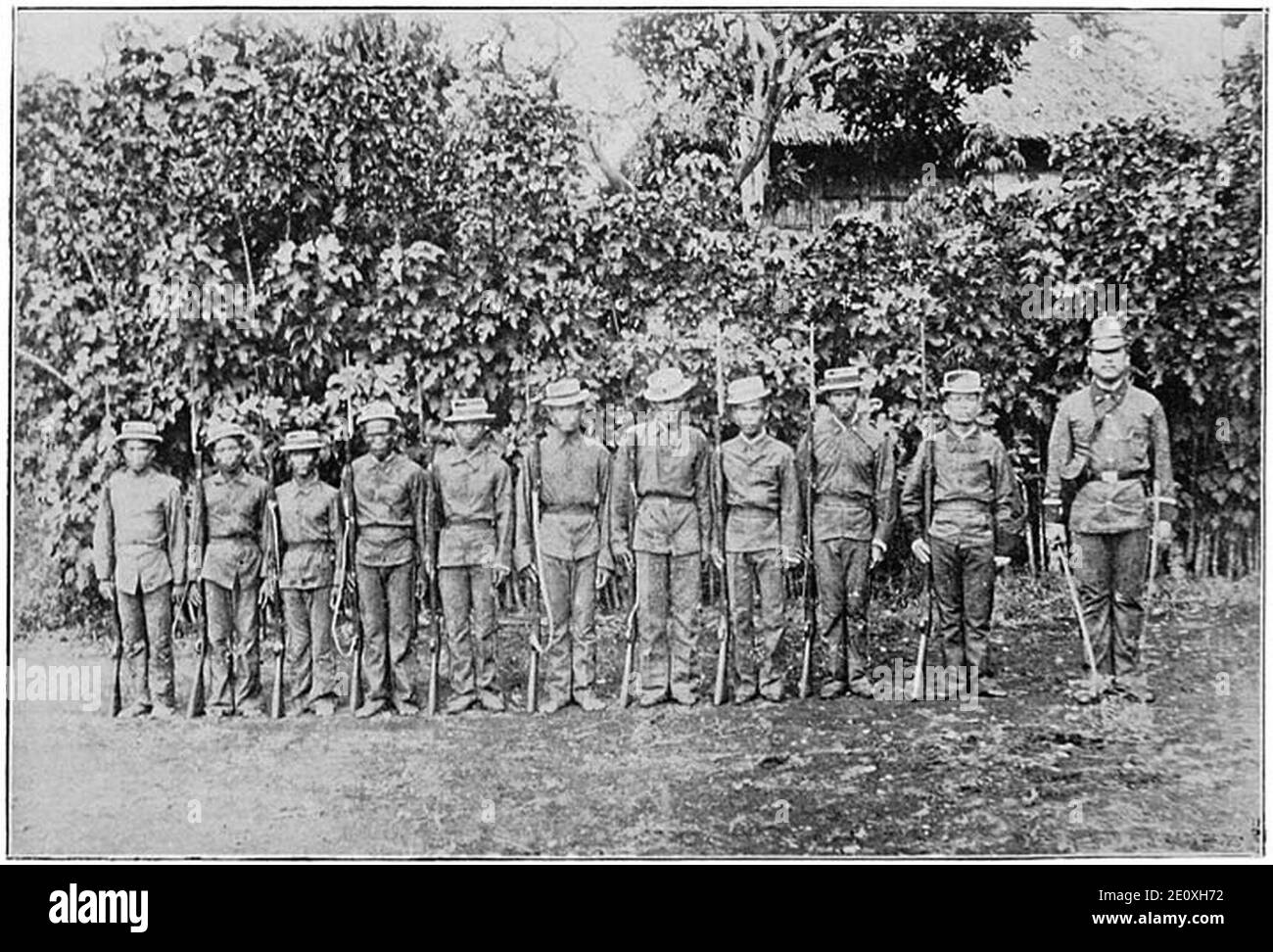Leut. P. Garcia und lokale Milizen der Baganga, Caraga (Ostküste) (c. 1900, Philippinen). Stockfoto