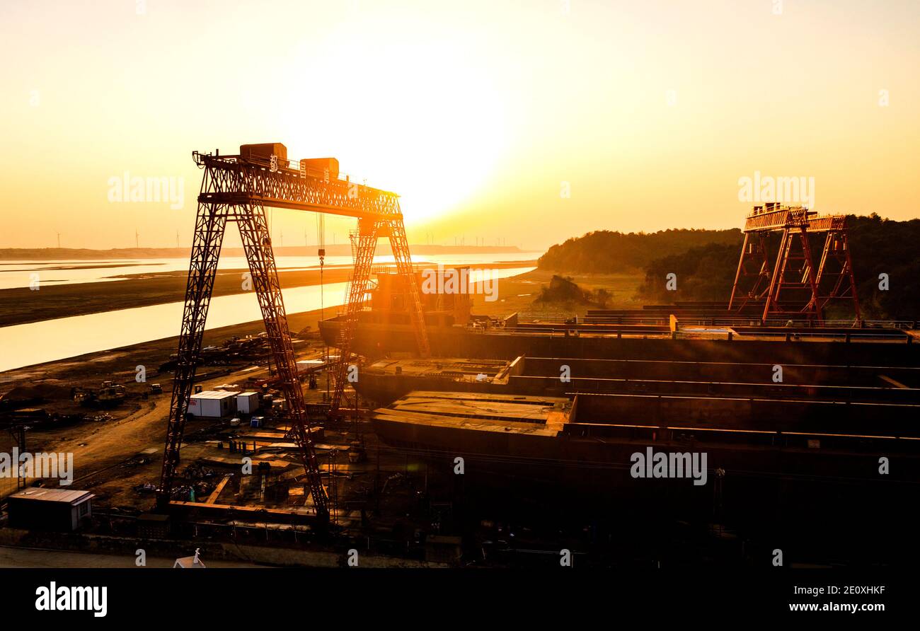 Peking, China. Januar 2021. Das Foto vom 1. Januar 2021 zeigt eine Ansicht der Werft Duchang Shipyard Co., Ltd. Im Landkreis Duchang der Stadt Jiujiang, ostchinesische Provinz Jiangxi. Quelle: Fu Jianbin/Xinhua/Alamy Live News Stockfoto