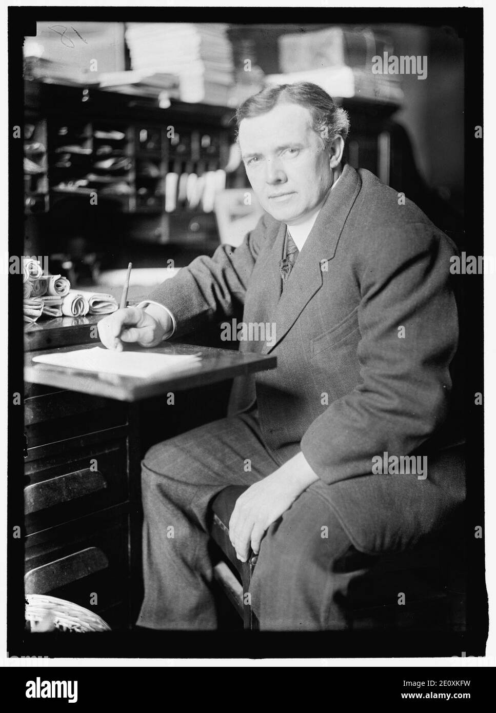 LEWIS, DAVID JOHN. REP. Von MARYLAND, 1911 - 917; US-TARIF COMMON, 1919-1925. Am Schreibtisch Stockfoto