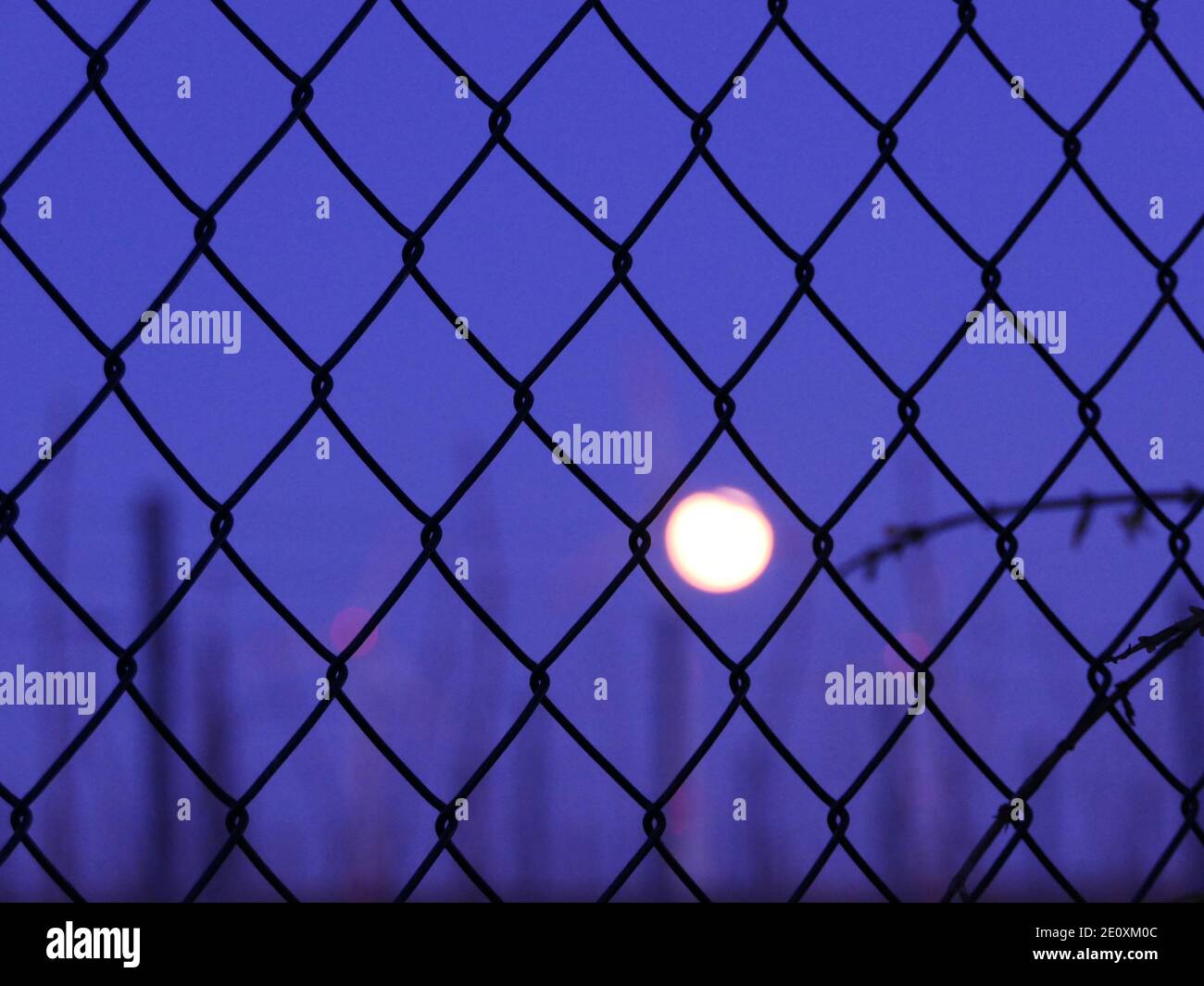 Vollmond Durch Kettengliedzaun Gesehen Stockfoto