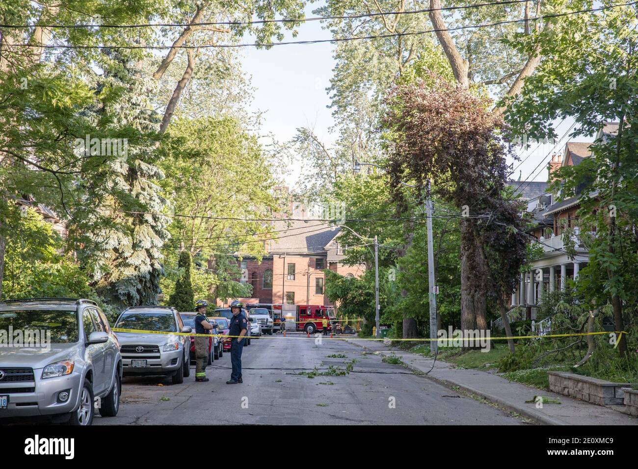 Toronto, Ontario, Kanada. Juni 2018. Eine abgesperrte Straße in der Nachbarschaft während der Nachwirkung.EIN starker Regensturm traf Toronto und ließ 16,500 Haushalte in der ganzen Stadt ohne Strom zurück und strömte in das ikonische Einkaufszentrum Eaton Centre. Es wurden keine Todesfälle registriert. Quelle: Shawn Goldberg/SOPA Images/ZUMA Wire/Alamy Live News Stockfoto