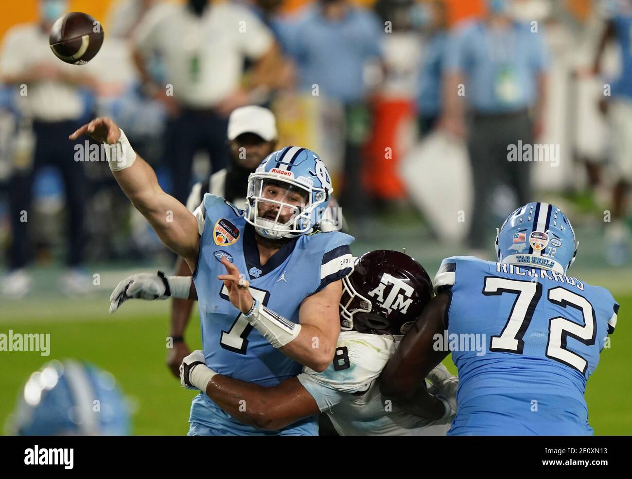Miami, Usa. Januar 2021. North Carolina Tar Heels Quarterback Sam Howell (7) wird von Texas A&M Aggies Defensivlineman DeMarvin Leal (8) während der zweiten Hälfte des Orange Bowl Fußballspiels im Hard Rock Stadium in Miami, Samstag, 2. Januar 2021, unter Druck gesetzt. Foto von Hans Deryk/UPI Credit: UPI/Alamy Live News Stockfoto
