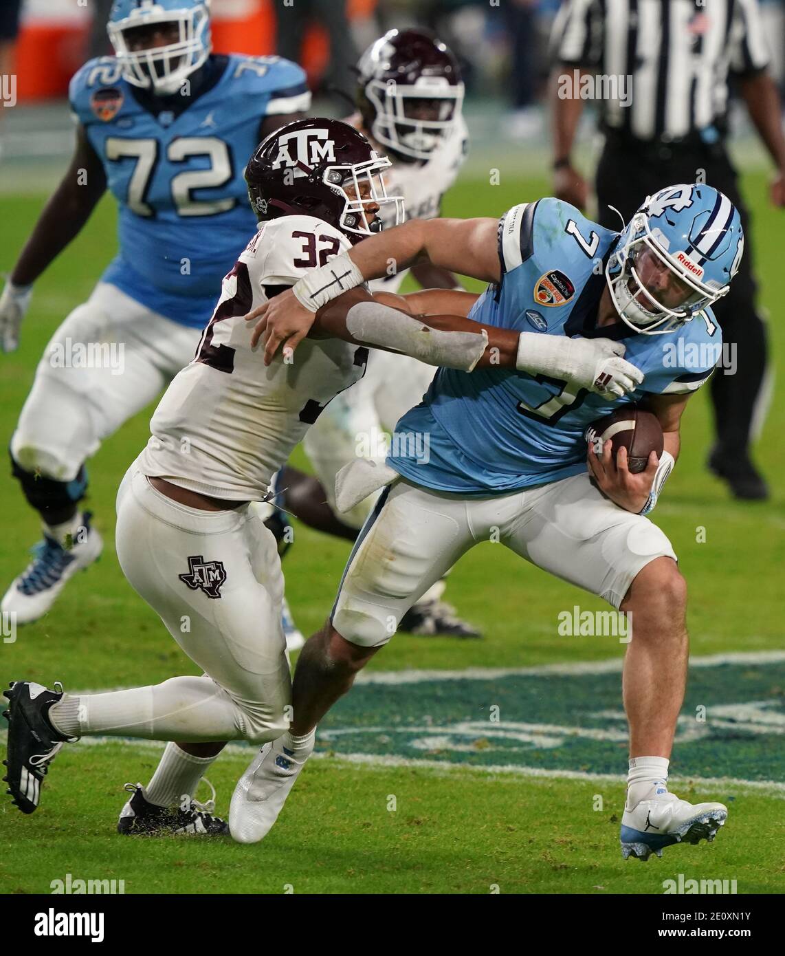 Miami, Usa. Januar 2021. North Carolina Tar Heels Quarterback Sam Howell (7) wird von dem texanischen A&M Aggies-Linebacker Andre White Jr. (32) während der zweiten Hälfte des Orange Bowl-Fußballspiels im Hard Rock Stadium in Miami, Samstag, 2. Januar 2021, unter Druck gesetzt. Foto von Hans Deryk/UPI Credit: UPI/Alamy Live News Stockfoto