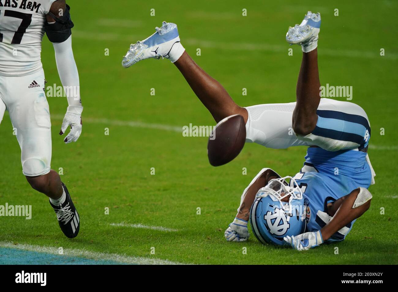 Miami, Usa. Januar 2021. Der North Carolina Tar Heels Wide Receiver Antoine Green (3) kann während der zweiten Hälfte des Orange Bowl Fußballspiels im Hard Rock Stadium in Miami, Samstag, 2. Januar 2021, keinen Pass-Empfang gegen die Texas A&M Aggies machen. Foto von Hans Deryk/UPI Credit: UPI/Alamy Live News Stockfoto
