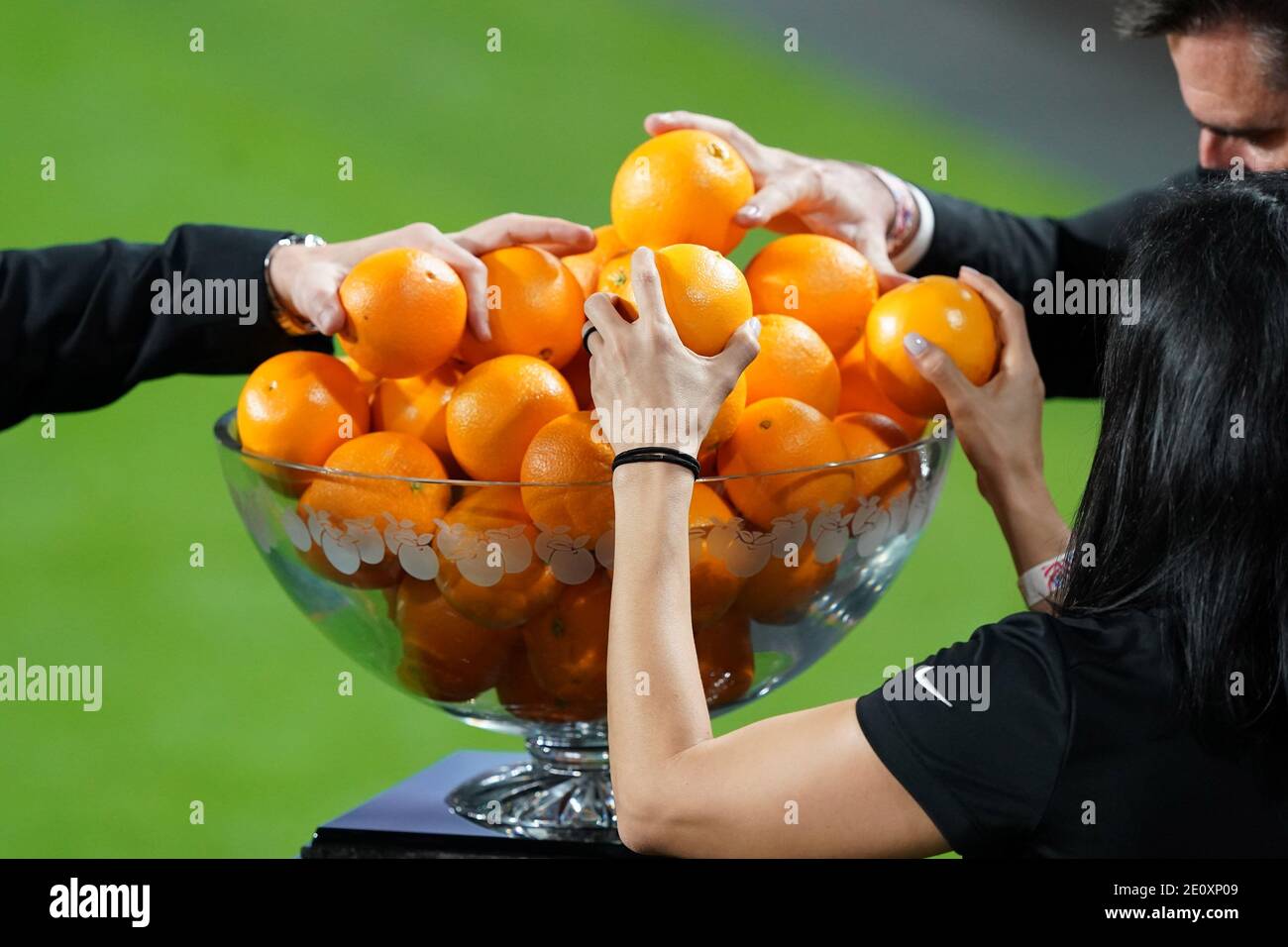 Miami, Usa. Januar 2021. Orangen werden für eine Postgame-Präsentation während der zweiten Hälfte des Orange Bowl Fußballspiels zwischen den Texas A&M Aggies und den North Carolina Tar Heels im Hard Rock Stadium in Miami, Samstag, 2. Januar 2021 gefüllt. Foto von Hans Deryk/UPI Credit: UPI/Alamy Live News Stockfoto