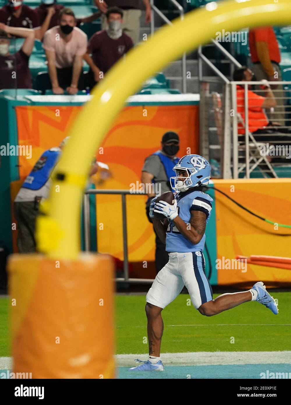 Miami, Usa. Januar 2021. North Carolina Tar Heels Wide Receiver Josh Downs (11) punktet gegen die Texas A&M Aggies während der zweiten Hälfte des Orange Bowl Fußballspiels im Hard Rock Stadium in Miami, Samstag, 2. Januar 2021. Foto von Hans Deryk/UPI Credit: UPI/Alamy Live News Stockfoto