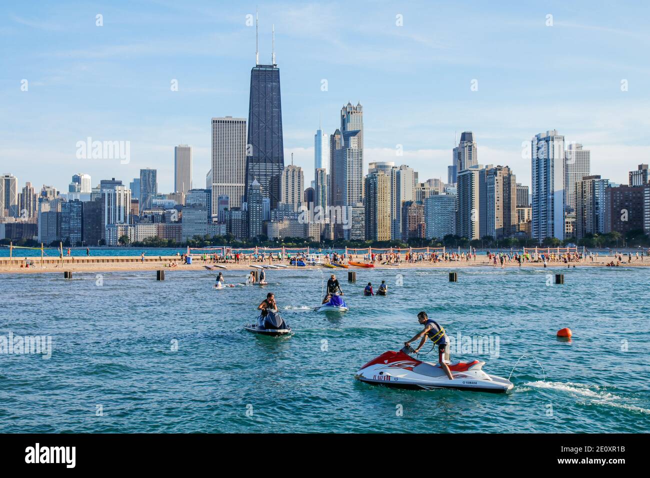 Persönliches Wasserfahrzeug, North Avenue Beach, Chicago Skyline im Hintergrund Stockfoto
