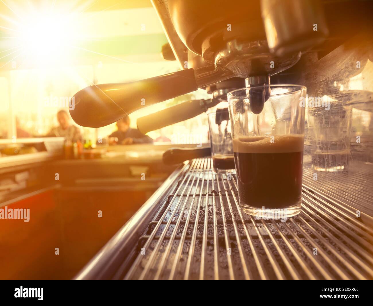 Glas Tasse mit Kaffee in einer Espressomaschine in EINEM Bar Stockfoto