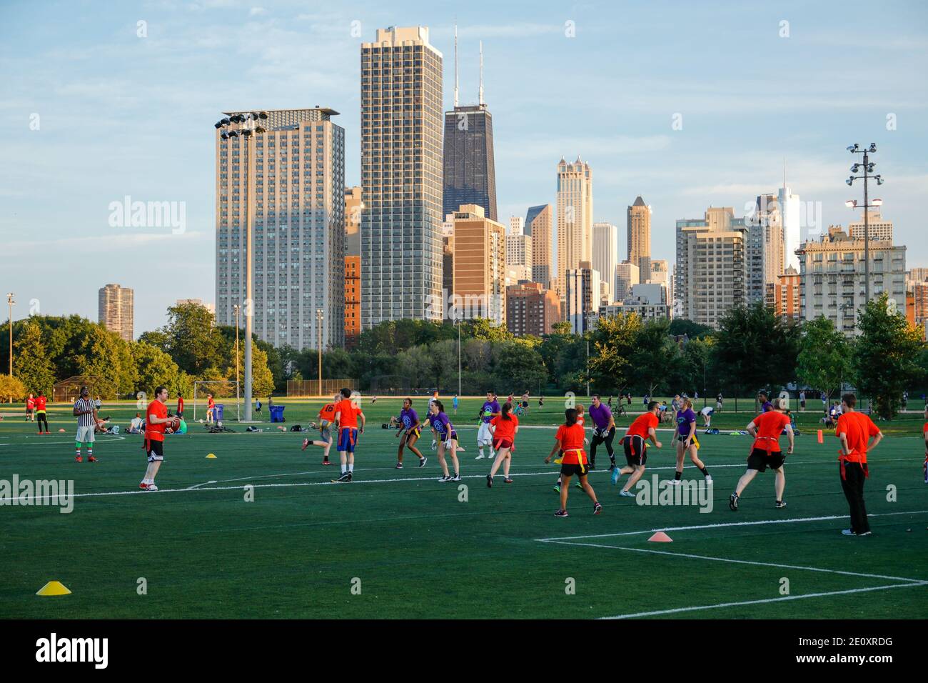 Ein Flaggenfußballspiel im Lincoln Park mit der Skyline von Chicago im Hintergrund. Stockfoto