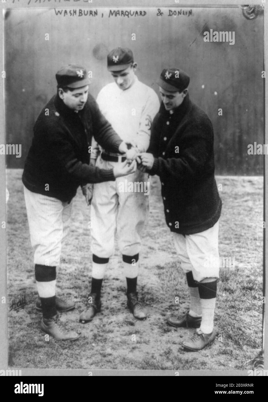 Libeus ''Libe'' Washburn, Richard William ''Rube' Marquard und Mike Donlin vom New York Giants Baseballteam, das Baseball untersucht) - Hall, N.Y Stockfoto