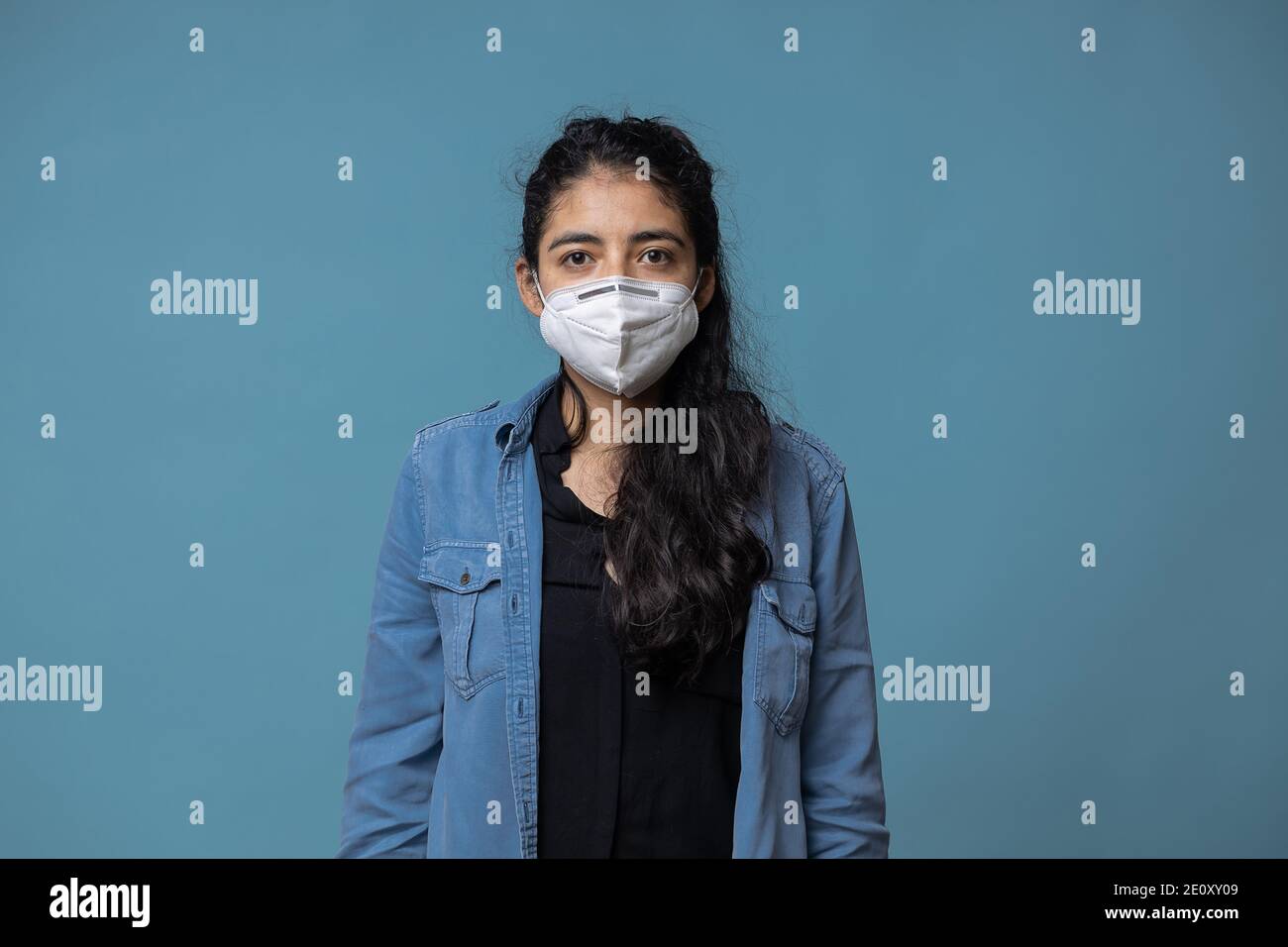 Mexikanische junge Mädchen krank Gesicht tragen.eine KN95 Gesichtsmaske fällig Zur Pandemie in Mexiko Stockfoto