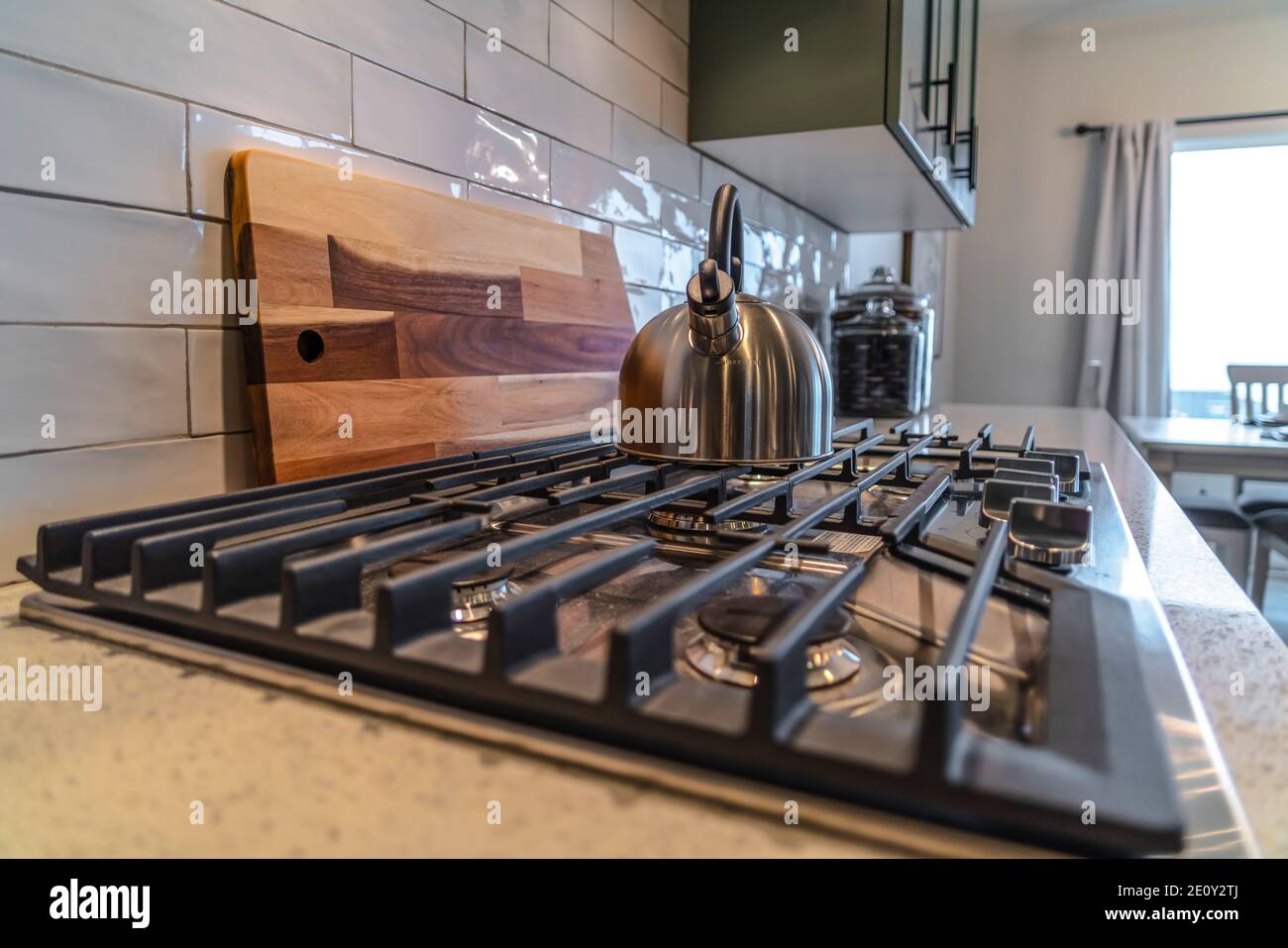 Kochplatte mit Wasserkocher über Brenner und Gusseisen Rost innen Eine  Wohnküche Stockfotografie - Alamy