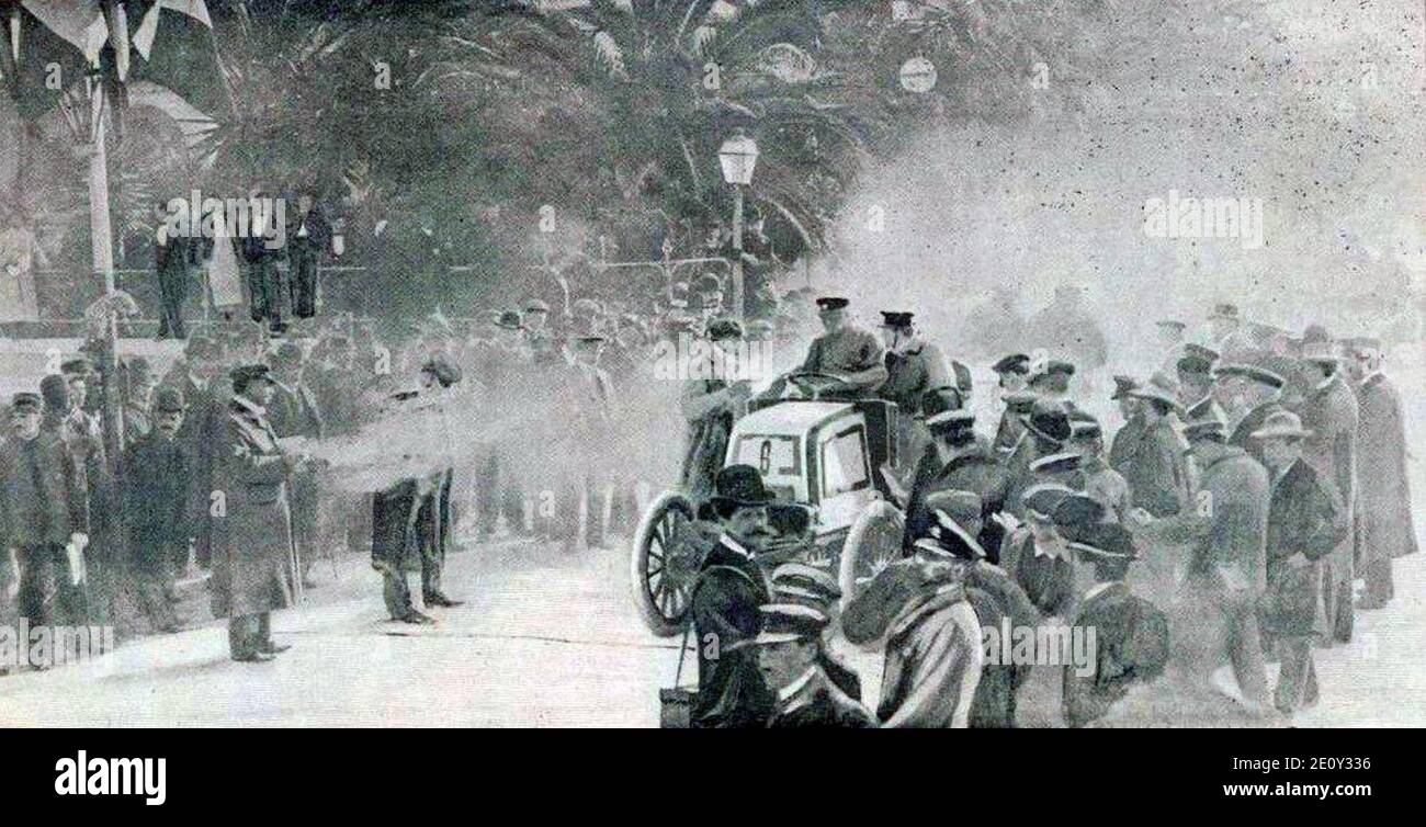 Ligne de départ de Nice-Marseille 1900, devant le Cercle de la Méditerranée (Emil Jellinek sur Mercedes ici en lice). Stockfoto