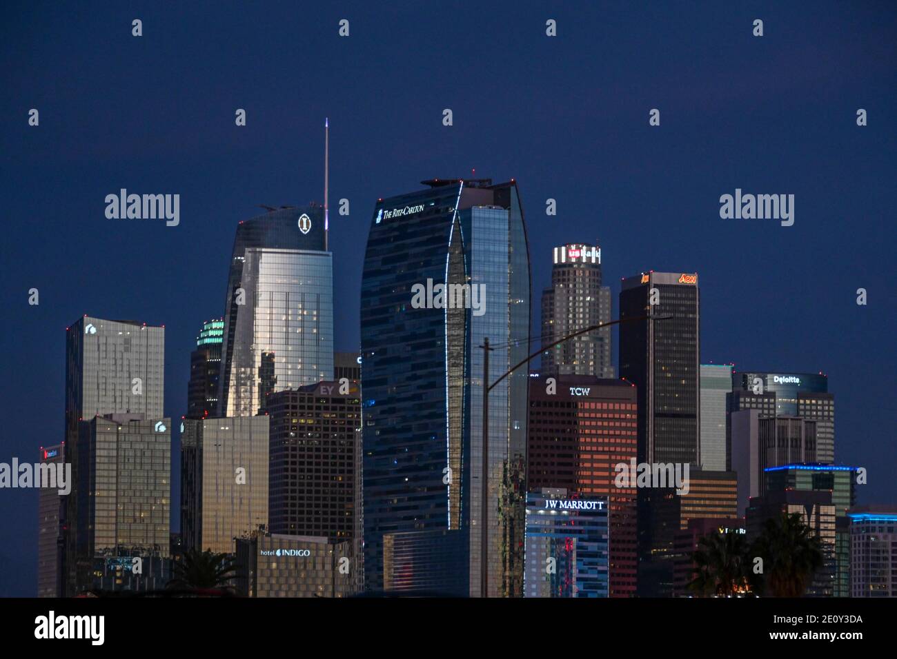 Die Skyline von Los Angeles ist von der Interstate 10 am Samstag, 26. Dezember 2020, in Los Angeles zu sehen. (Dylan Stewart/Image of Sport) Stockfoto