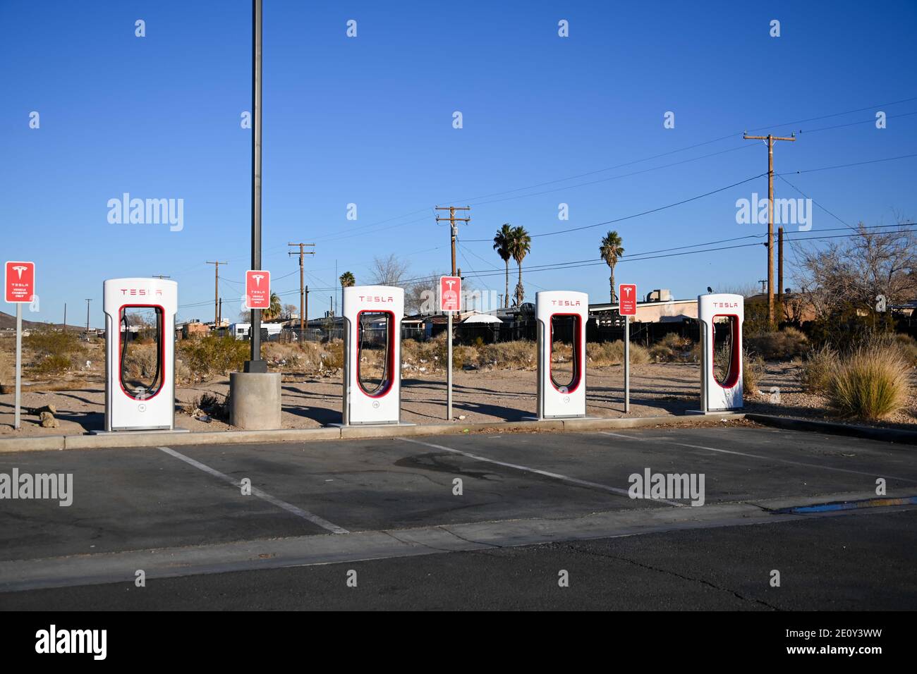 Eine allgemeine Ansicht von Tesla Supercharging an Eddie World Convenience Store und Tankstelle, Dienstag, 29. Dezember 2020 in Yermo, Kalifornien (Dylan Stewart/im Stockfoto