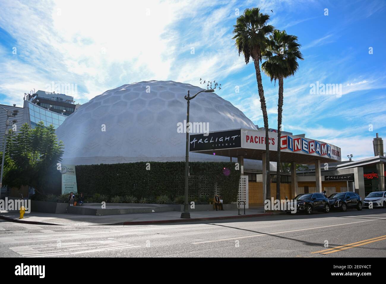 Die ArcLight Cinemas Hollywood, auch bekannt als Cinerama Dome, wird am Mittwoch, den 30. Dezember 2020 in Los Angeles gesehen. (Dylan Stewart/Image of Sport) Stockfoto