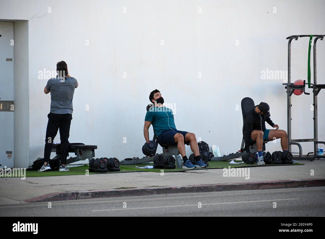 Menschen werden gesehen, wie sie außerhalb von Plyo Fitness inmitten der neuartigen Coronavirus-Pandemie, Mittwoch, 30. Dezember 2020 in Los Angeles trainieren. (Dylan Stewart/Image Stockfoto