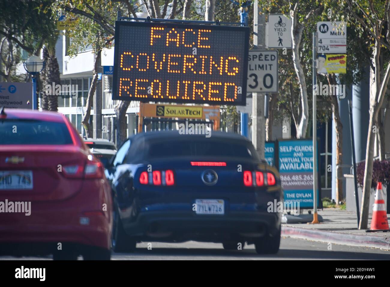Schilder beleuchtet Erwärmung des neuartigen Coronavirus, Mittwoch, 30. Dezember 2020 in Los Angeles. (Dylan Stewart/Image of Sport) Stockfoto