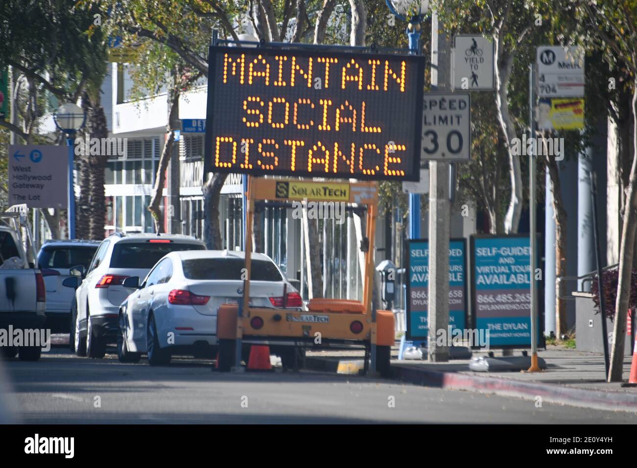 Schilder beleuchtet Erwärmung des neuartigen Coronavirus, Mittwoch, 30. Dezember 2020 in Los Angeles. (Dylan Stewart/Image of Sport) Stockfoto