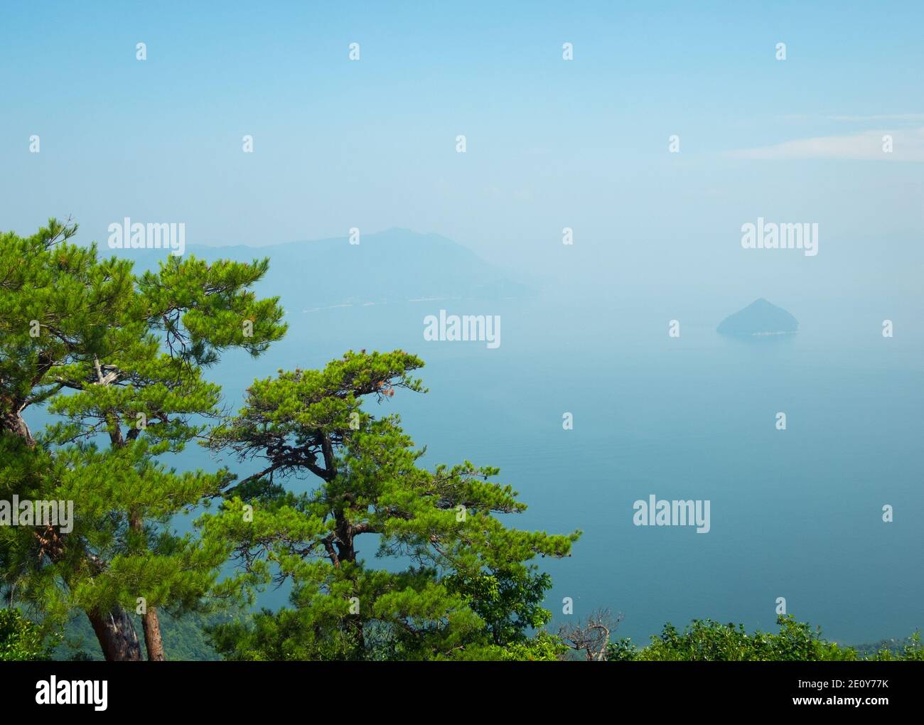 Ein Blick auf das Seto-Binnenmeer an einem trüben Sommertag vom Shishiiwa Observatorium auf dem Mount Mien, Miyajima Island (Itsukushima), Japan. Stockfoto
