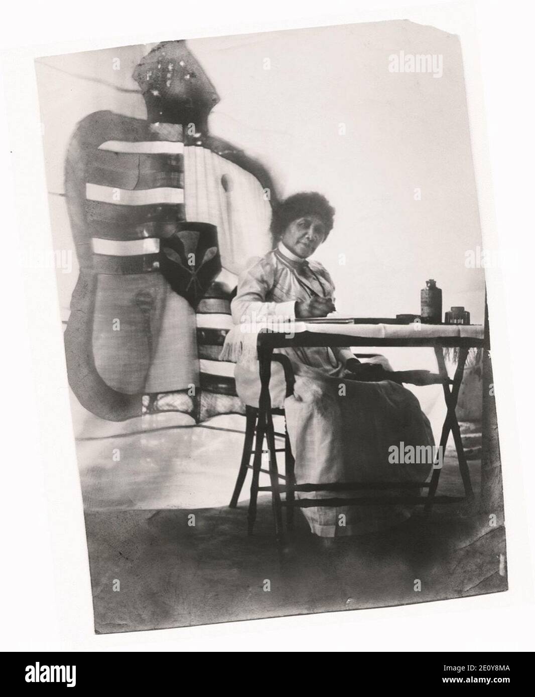 Liliuokalani saß vor dem königlichen Wappen. Stockfoto