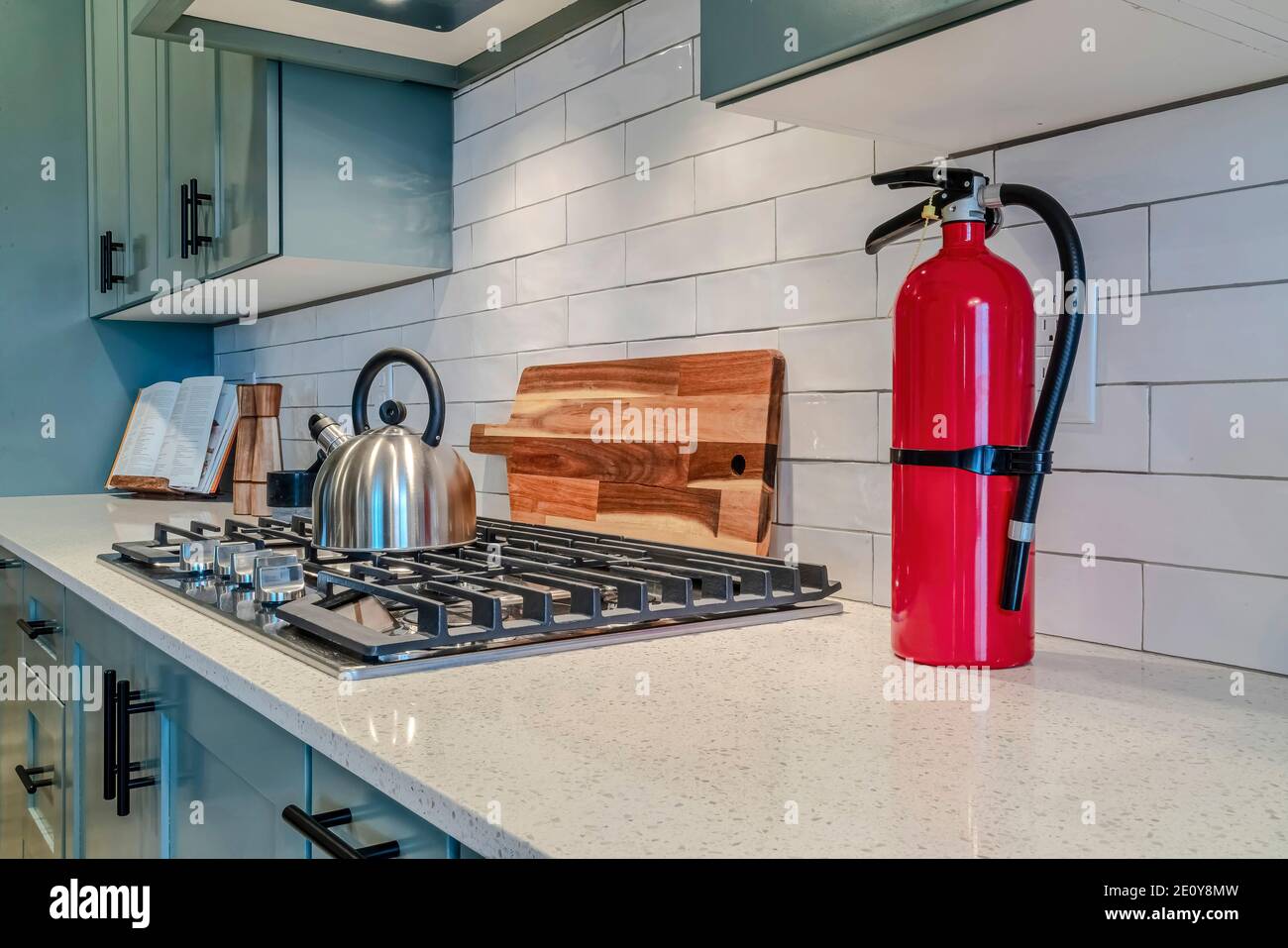 Kücheninnenraum mit Feuerlöscher und Kocheinheit auf dem Weiße  Arbeitsplatte Stockfotografie - Alamy