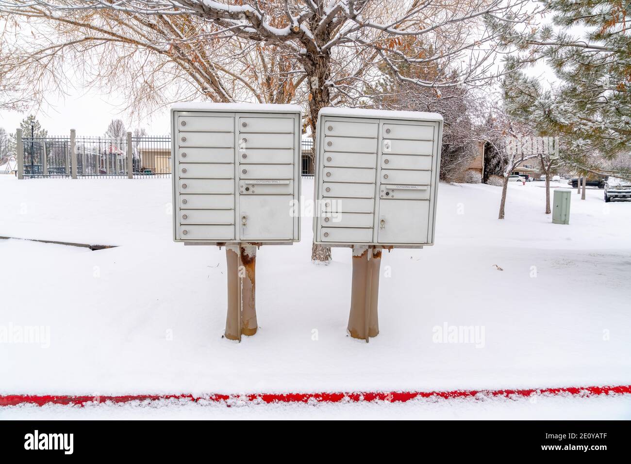 Cluster Mailbox auf schneebedeckten Straßenrand der Wohngegend in Winter Stockfoto