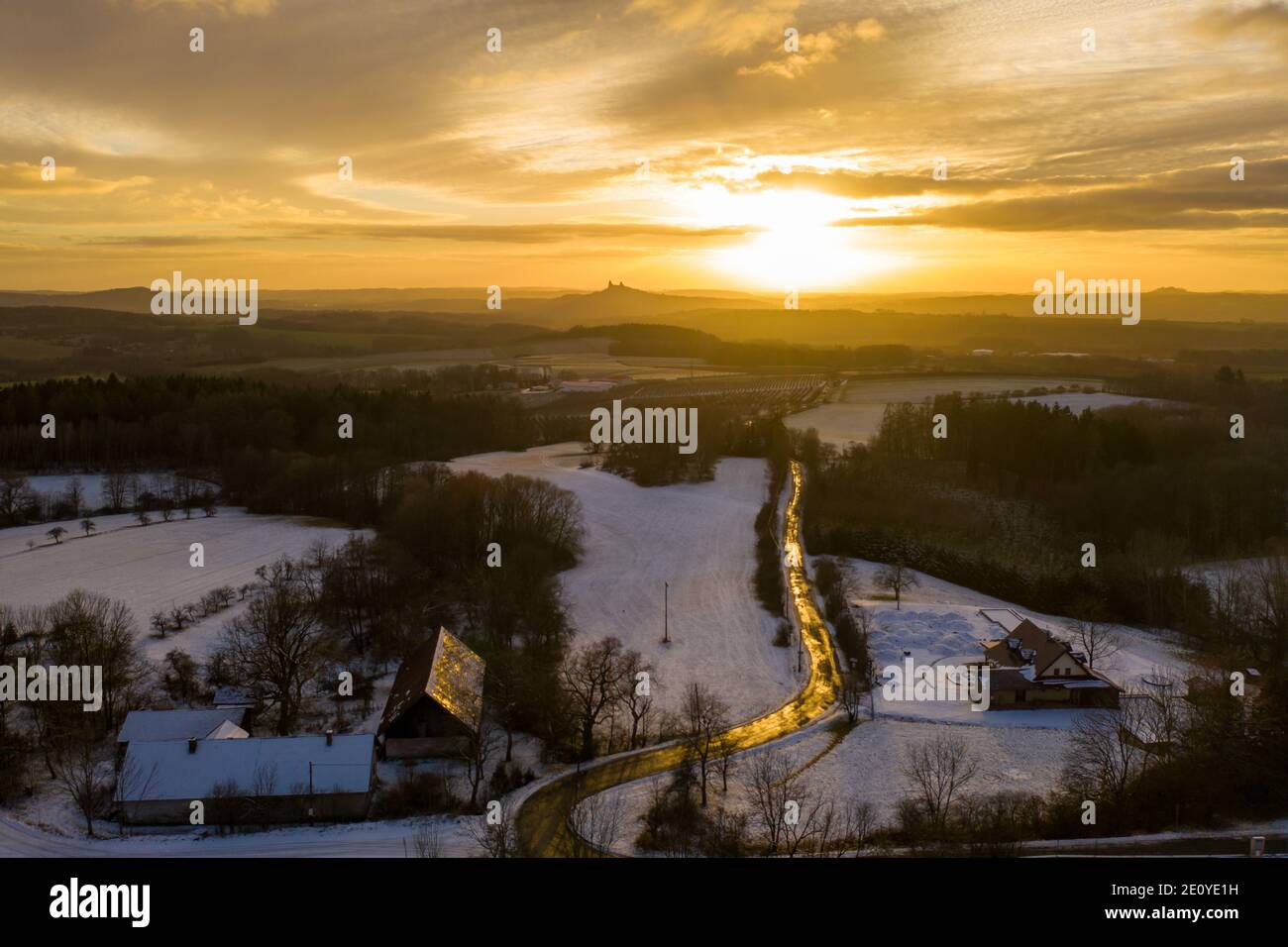 Panoramablick auf den herrlichen Sonnenuntergang in der Landschaft im Winter Stockfoto