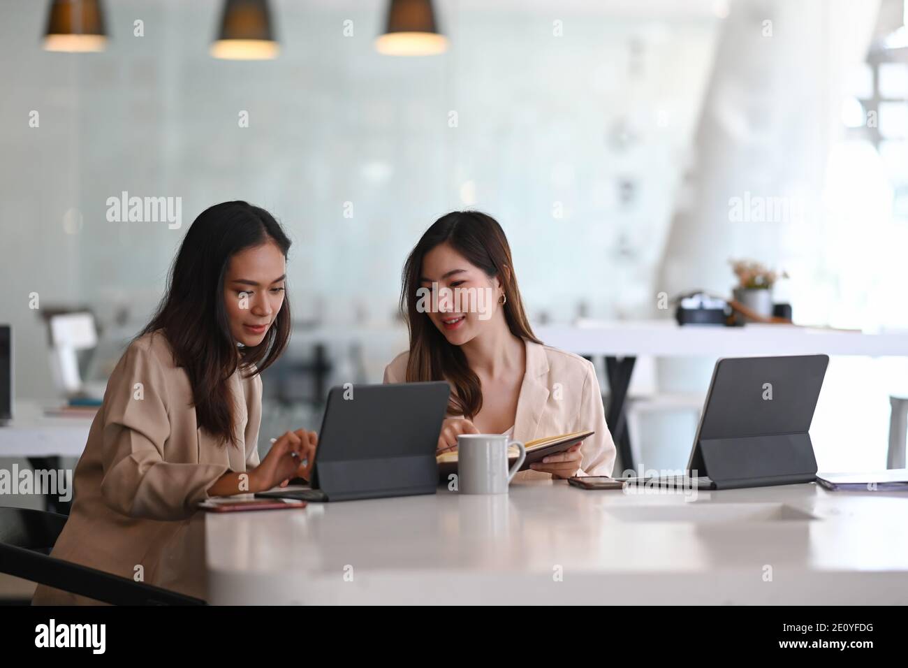 Geschäftsleute, die im Konferenzraum zusammenarbeiten und neue Ideen durchgehen. Stockfoto