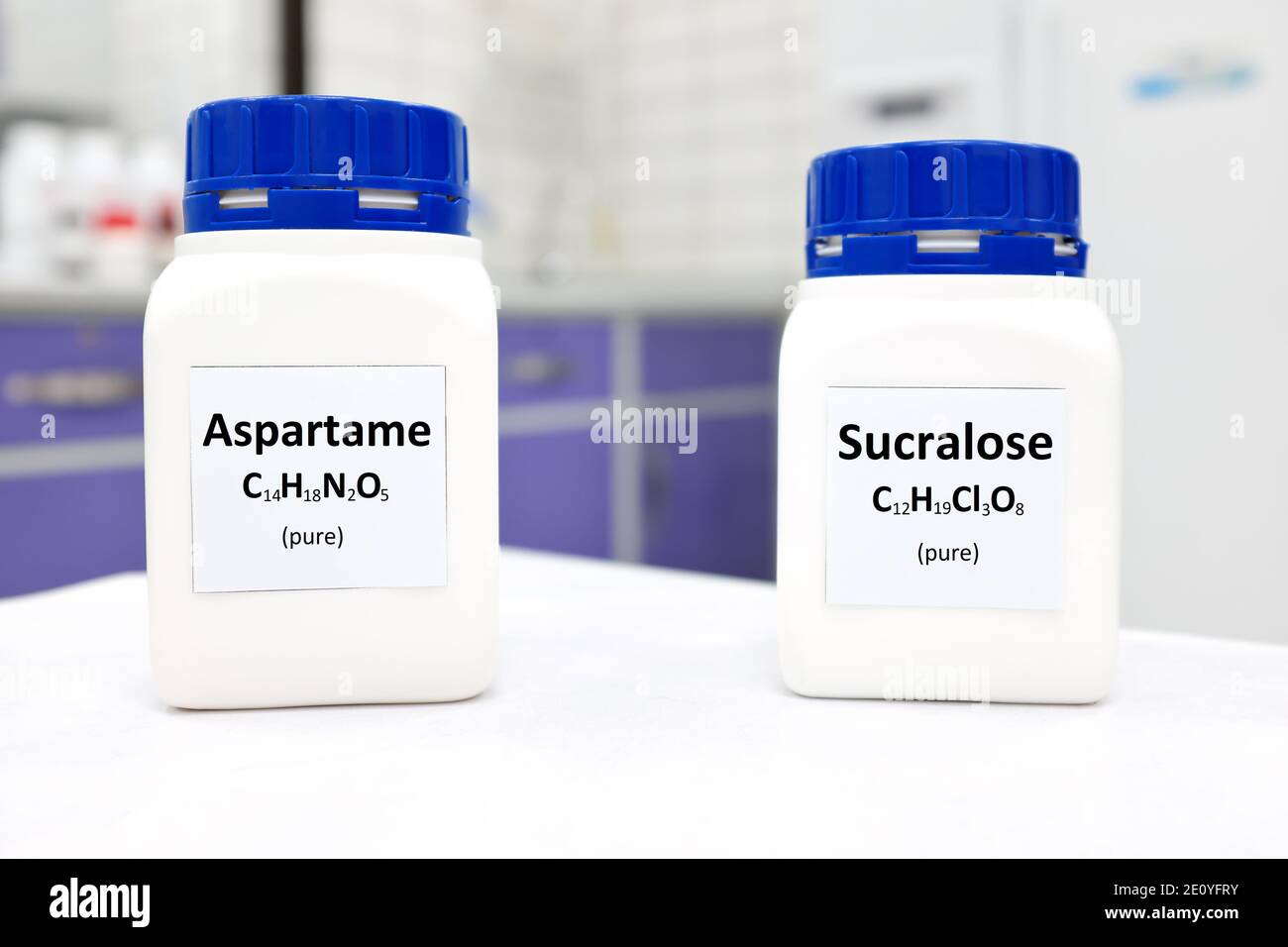 Selektiver Fokus einer Flasche mit reinem Aspartam und sucralose knstliche  Sstoffe Zuckerersatz chemische Verbindung Vergleich. Weies Labor  Stockfotografie - Alamy
