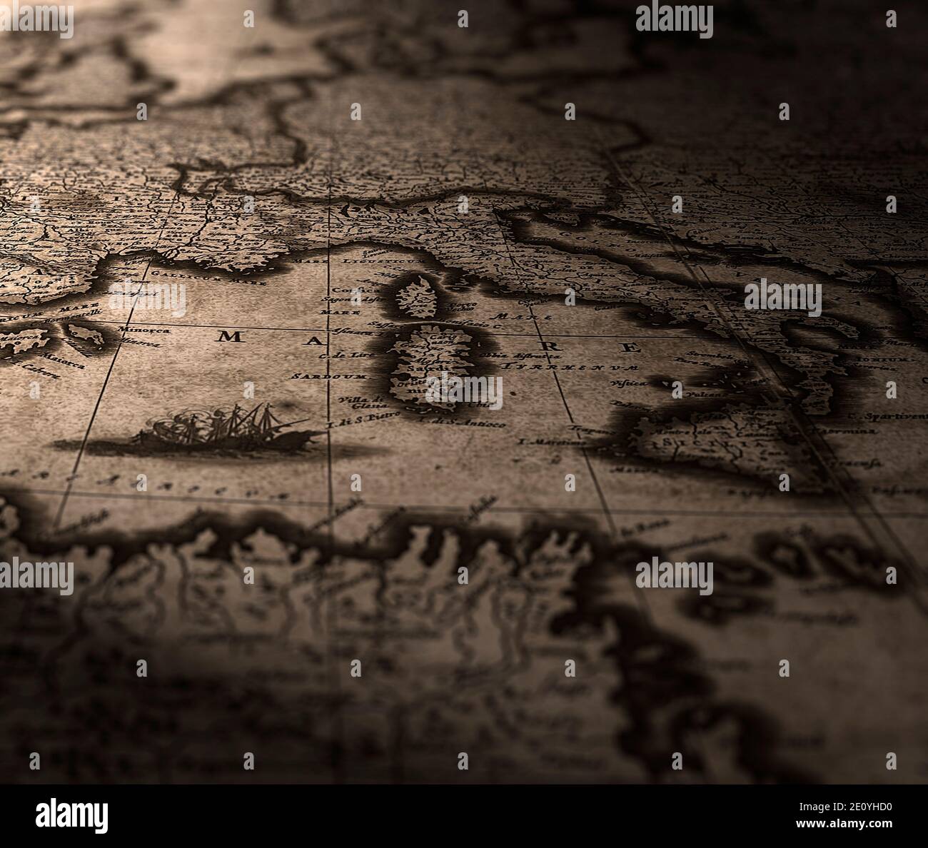 Ein Fragment einer alten Europakarte wird von einer Tischlampe beleuchtet. Stockfoto