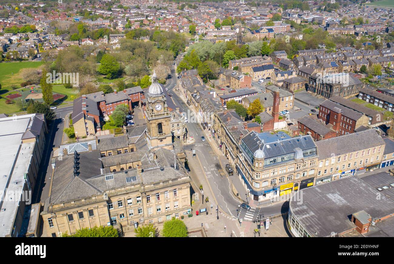 Luftaufnahme des Dorfes Morley in Leeds, West Yorkshire in Großbritannien, zeigt eine Luftdrohnenaufnahme der Hauptstraße und des historischen alten Rathauses Stockfoto